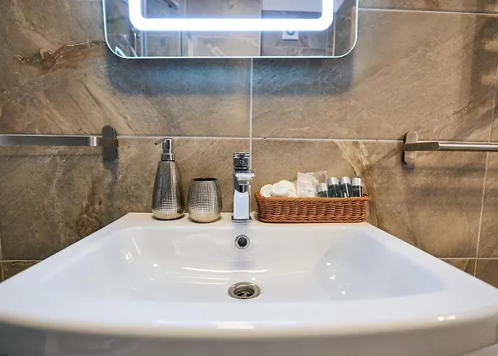 Isigude Pool & Mamaia Nord شقة 3*